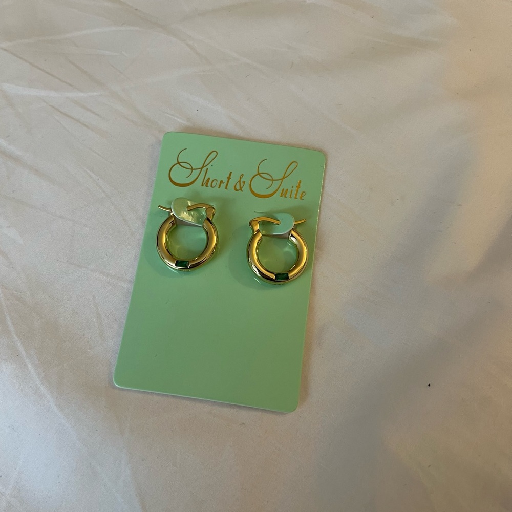 Short & suite holly hoop green earrings